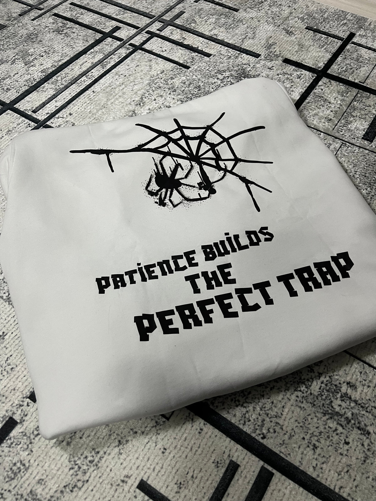 THE PERFECT TRAP — Örümcek Baskılı Hoodie