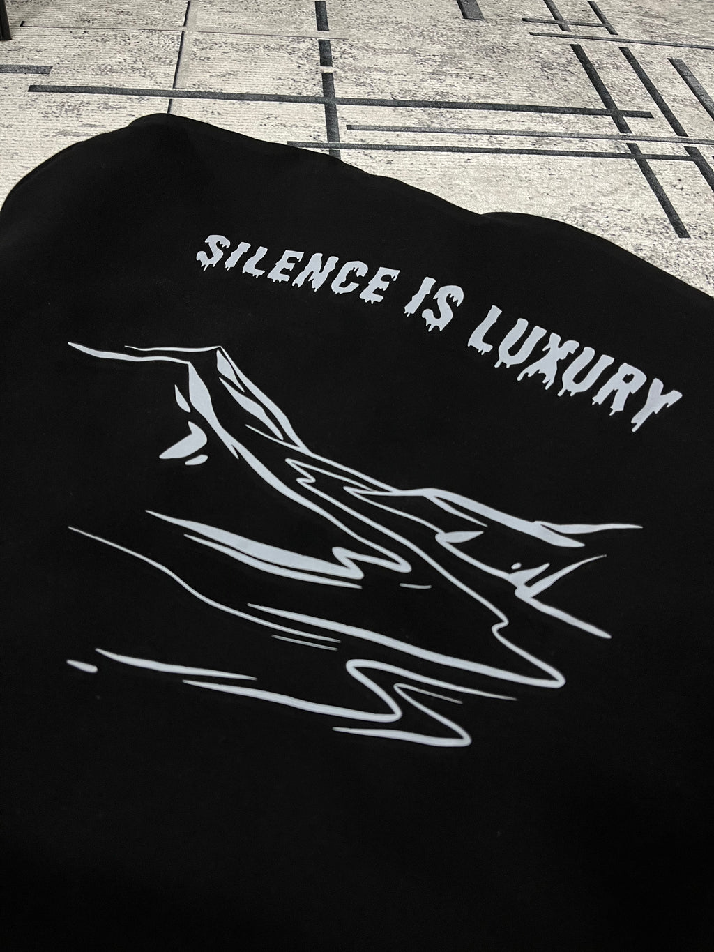 SILENCE IS LUXURY — Siyah Grafik Hoodie