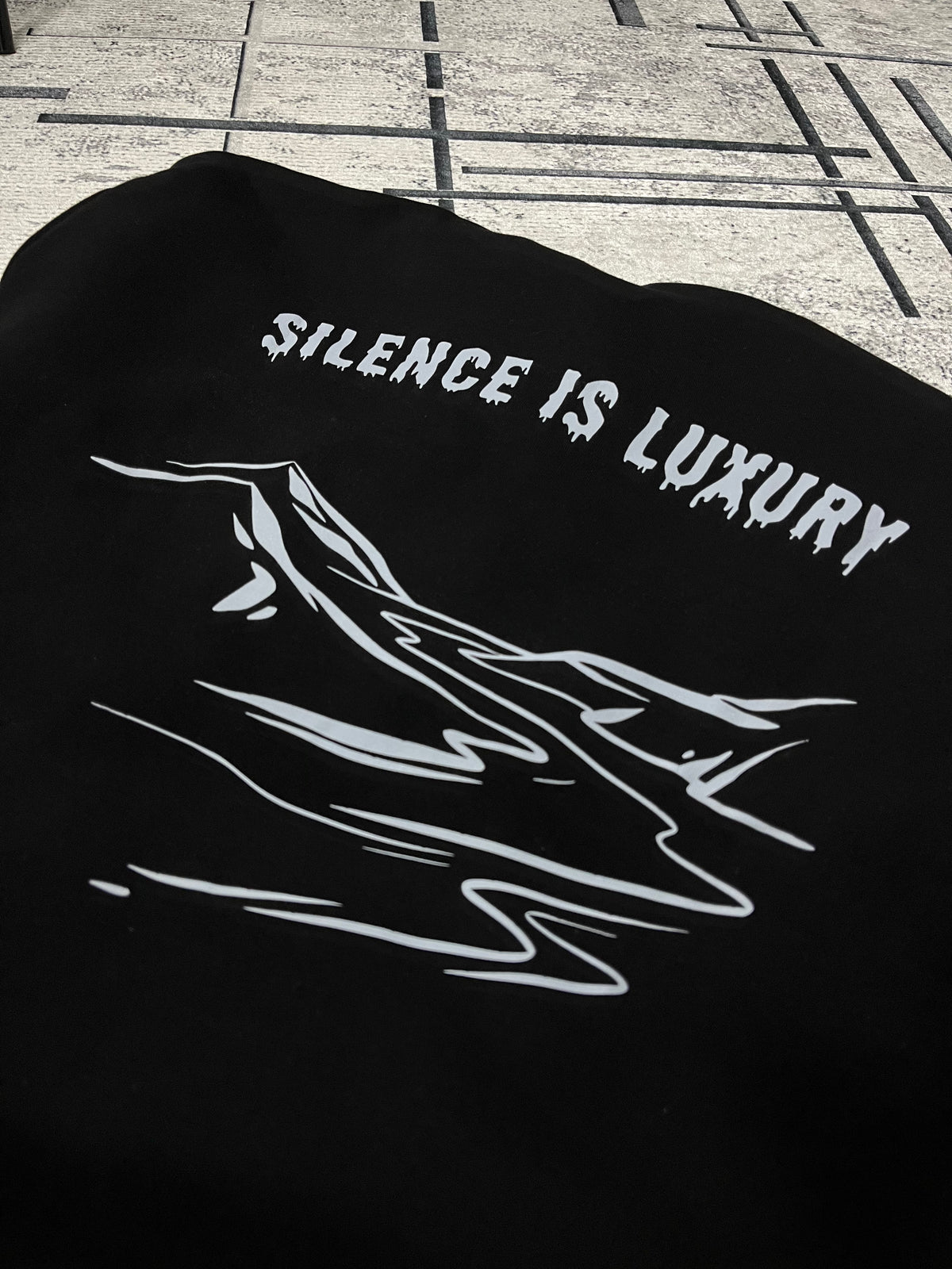 SILENCE IS LUXURY — Siyah Grafik Hoodie