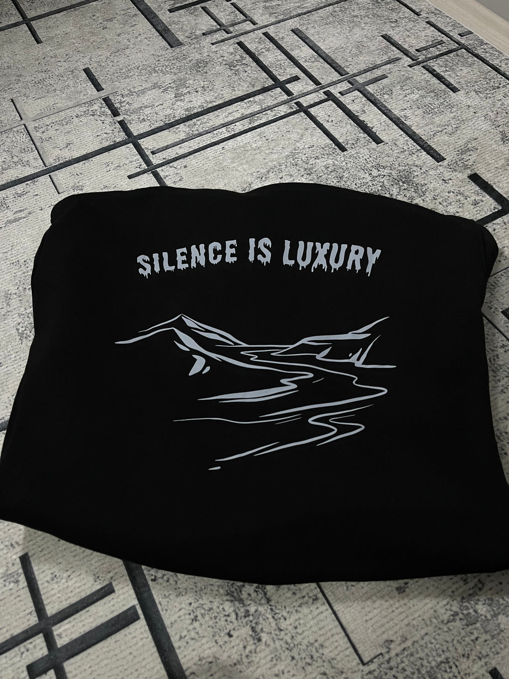 SILENCE IS LUXURY — Siyah Grafik Hoodie