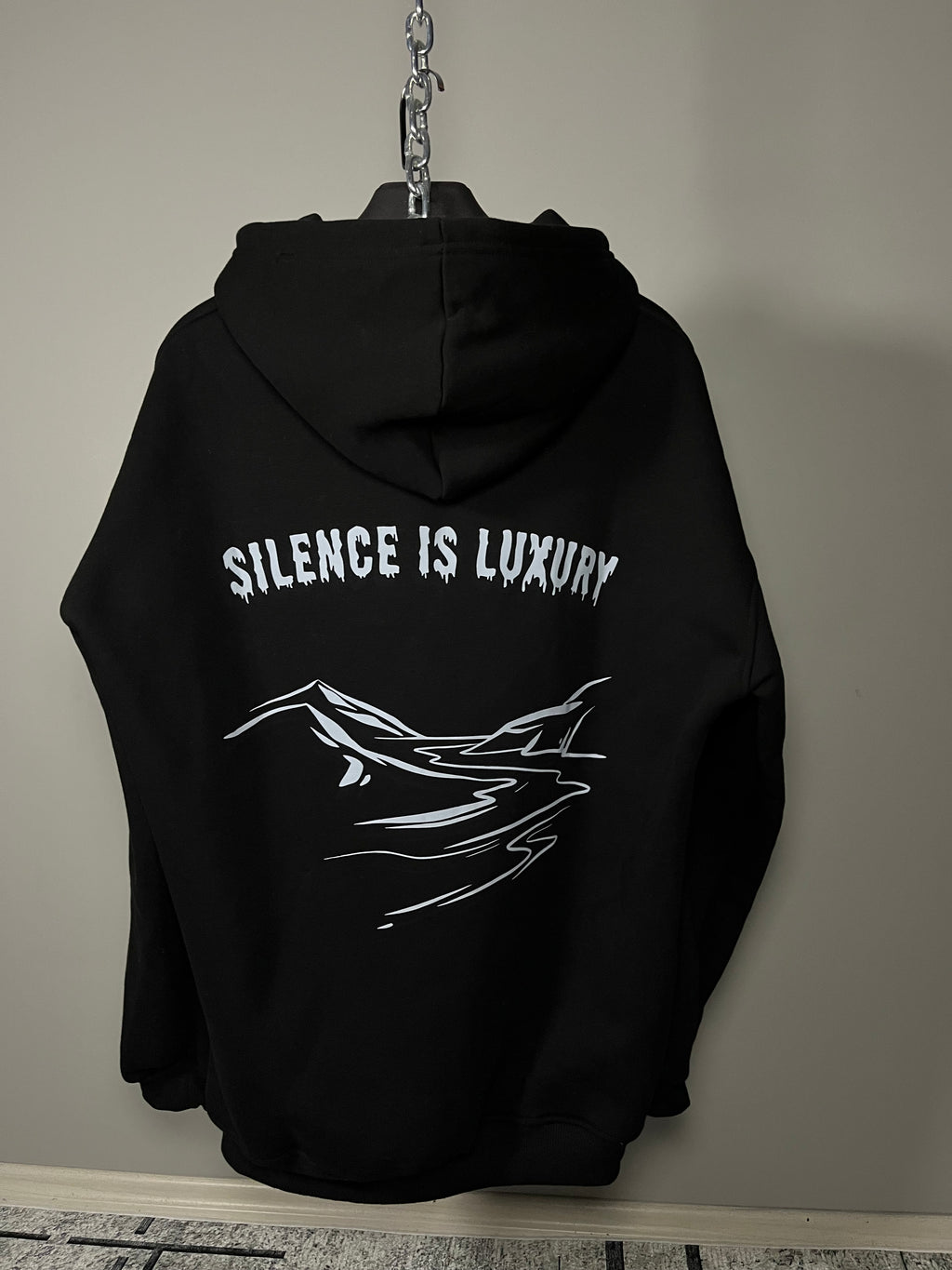 SILENCE IS LUXURY — Siyah Grafik Hoodie