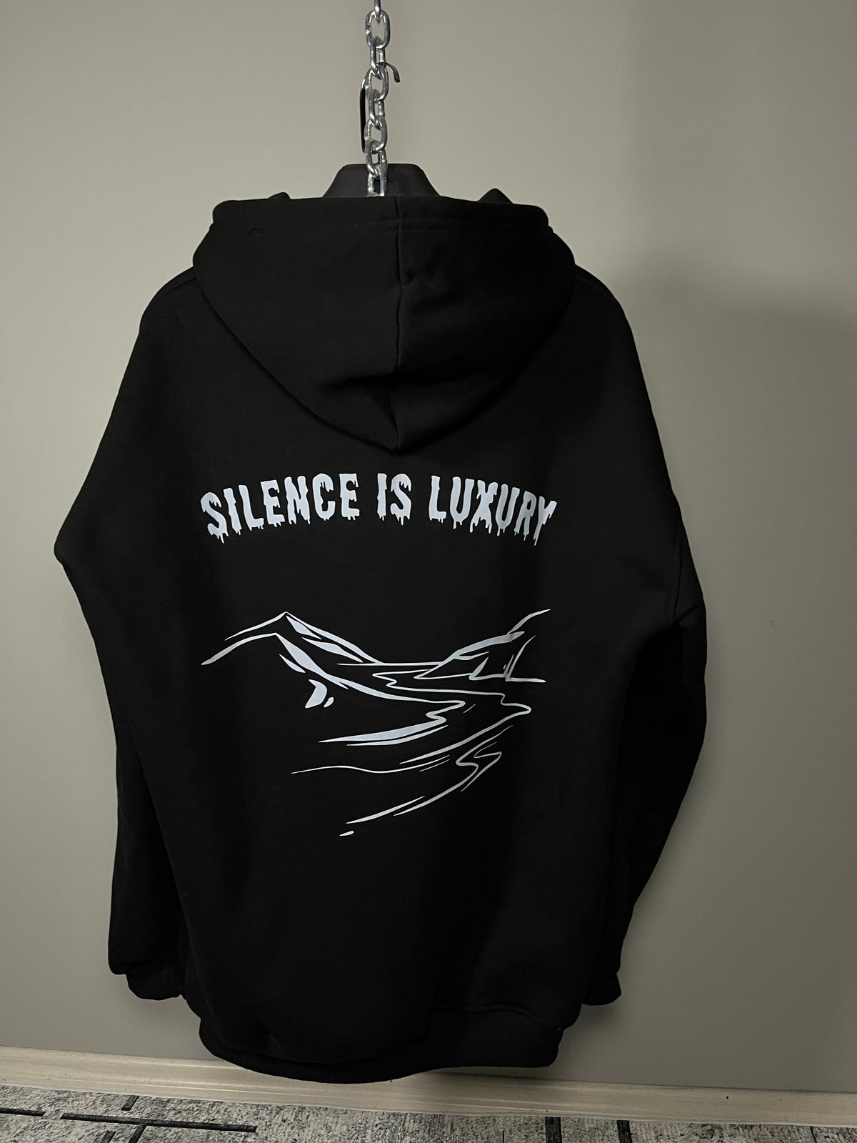 SILENCE IS LUXURY — Siyah Grafik Hoodie