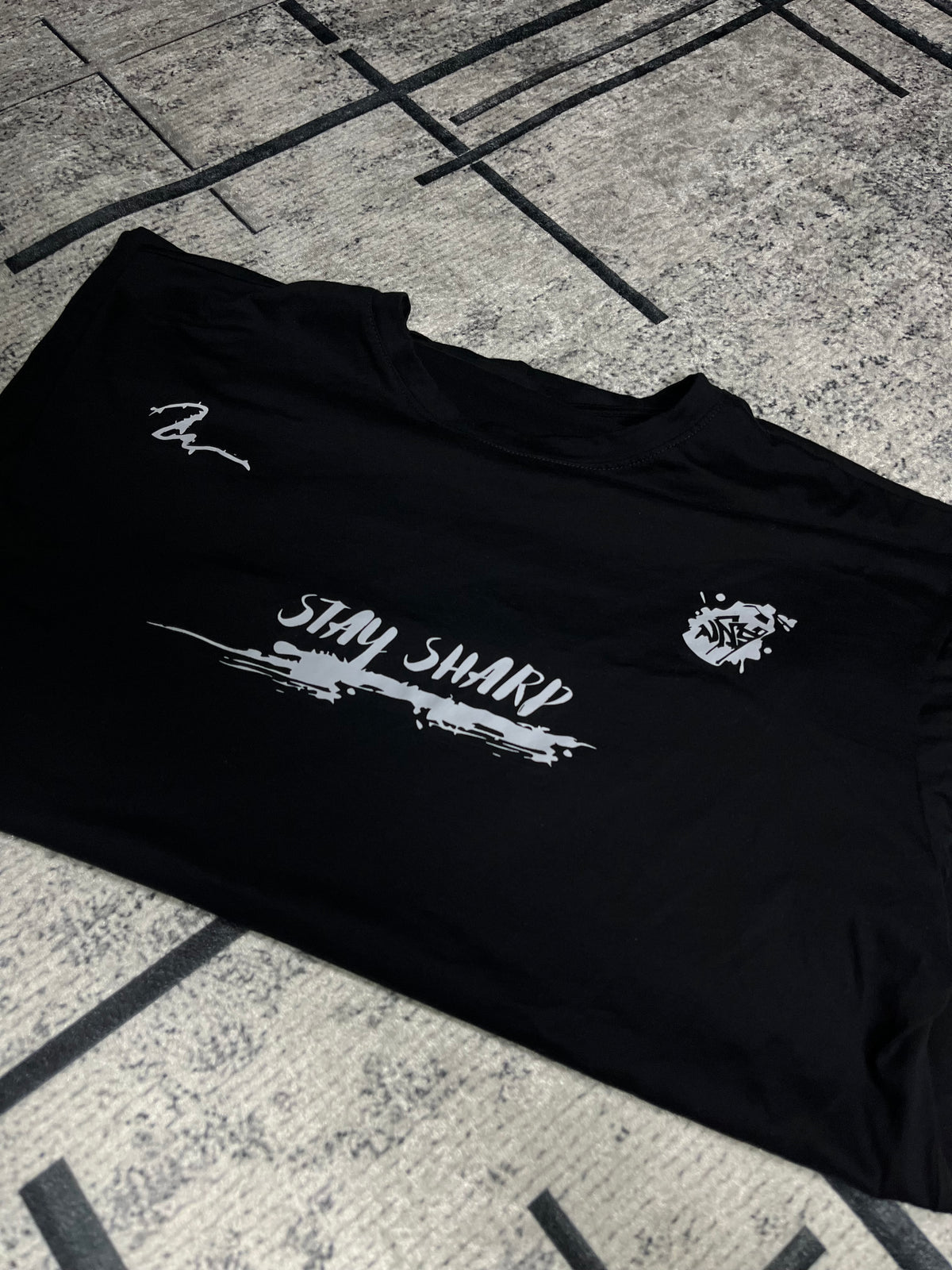 NOIR SCRIPT — Siyah Grafik Tişört