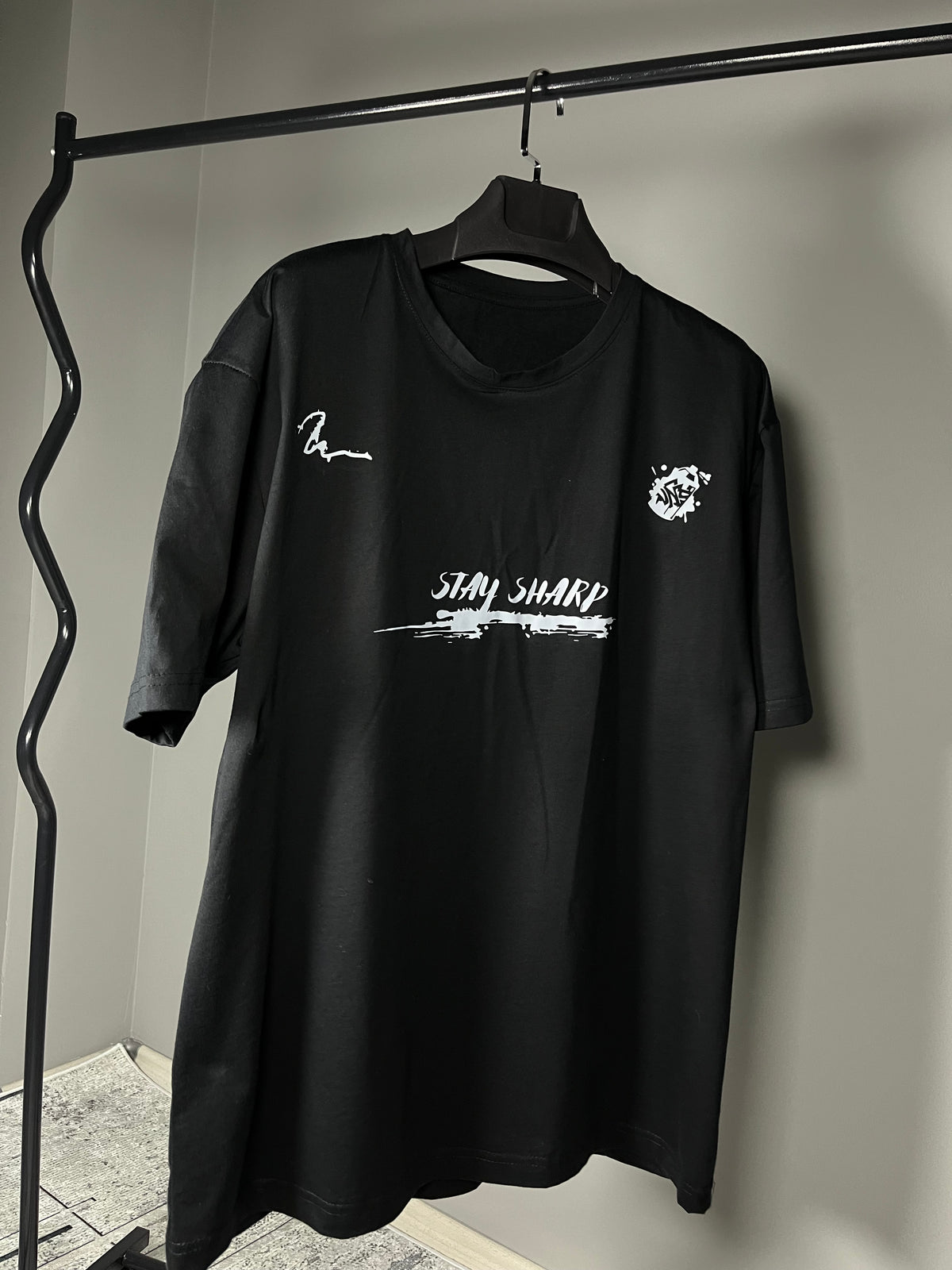 NOIR SCRIPT — Siyah Grafik Tişört