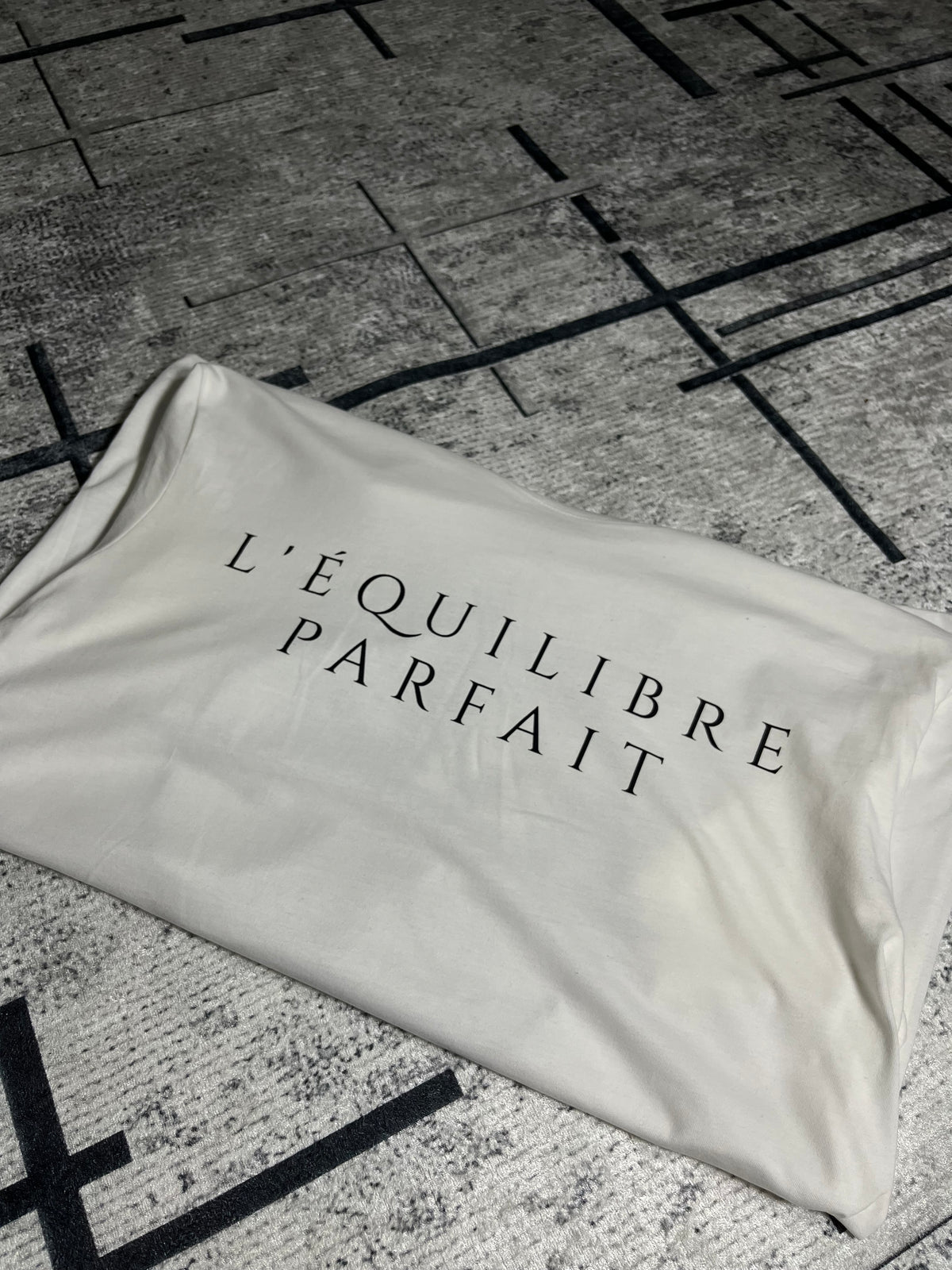 L’ÉQUILIBRE PARFAIT — Beyaz Grafik Tişört